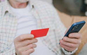 Ministra Vallejo critica envío de mensajes de Lipigas y anuncia posibles acciones legales